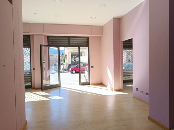 negozio in affitto a Giffoni Valle Piana