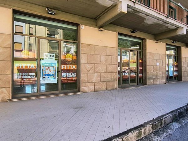 negozio in affitto a Giffoni Valle Piana