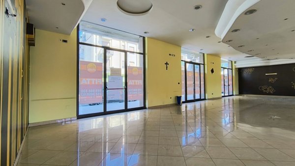 negozio in affitto a Giffoni Valle Piana