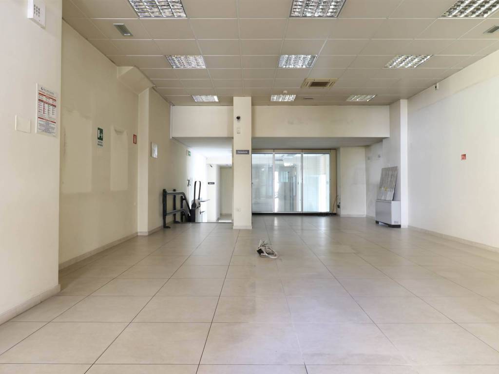 negozio in affitto a Giffoni Valle Piana