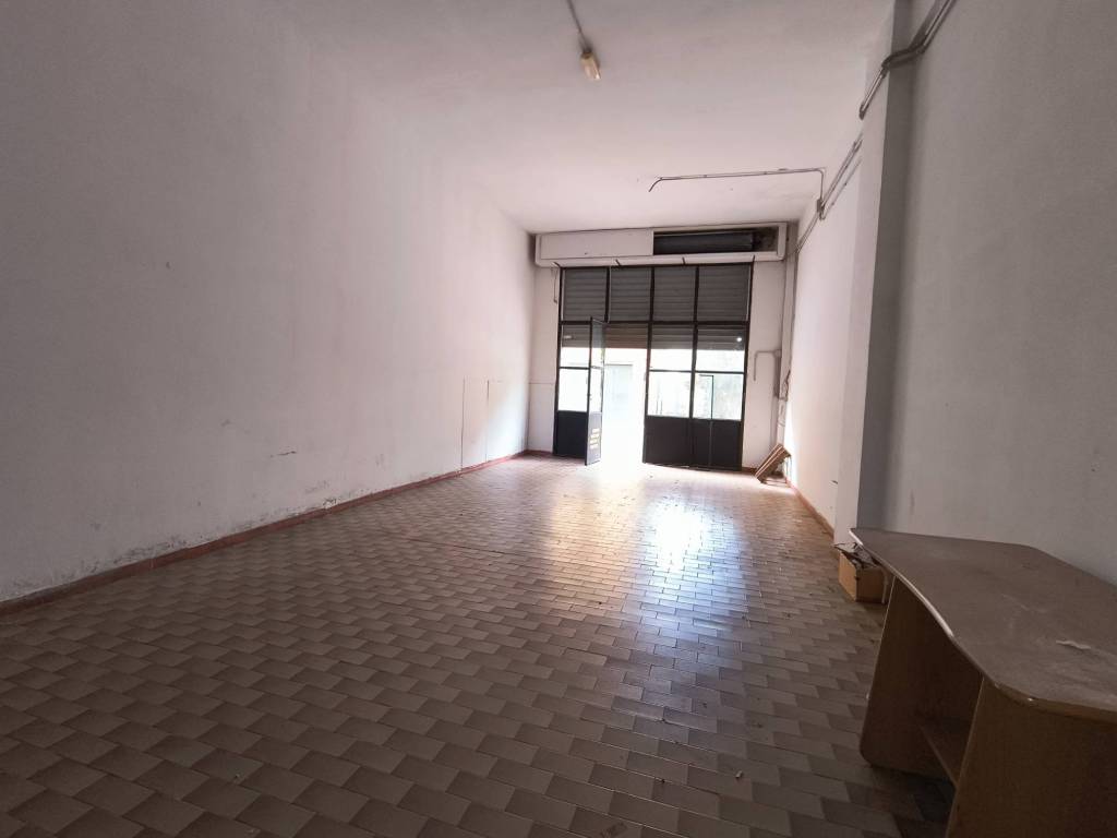 negozio in affitto a Giffoni Valle Piana