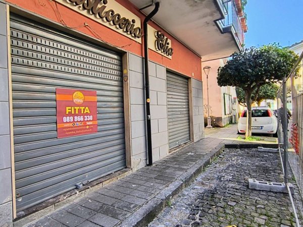negozio in affitto a Giffoni Valle Piana