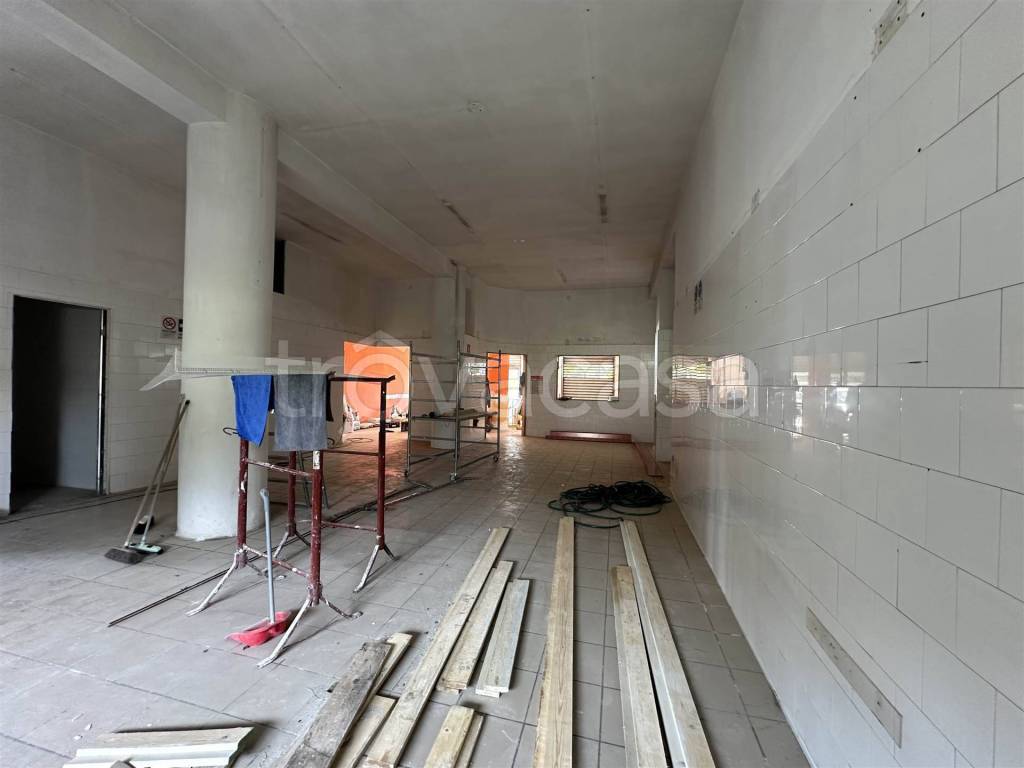 negozio in affitto a Montecorvino Pugliano in zona Bivio Pratole