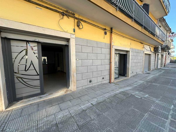 locale commerciale in affitto a Montecorvino Pugliano