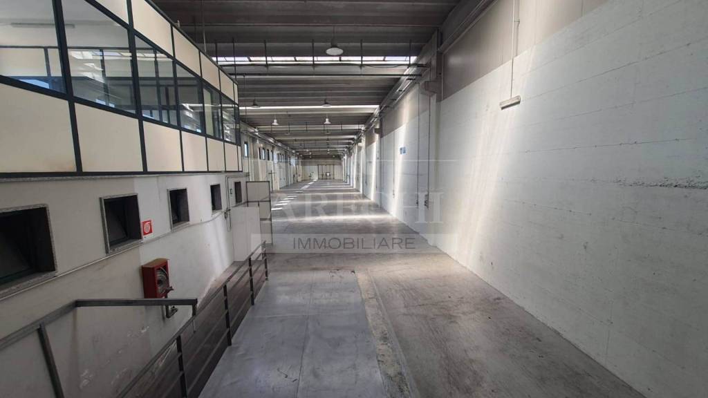 locale commerciale in affitto a Montecorvino Pugliano