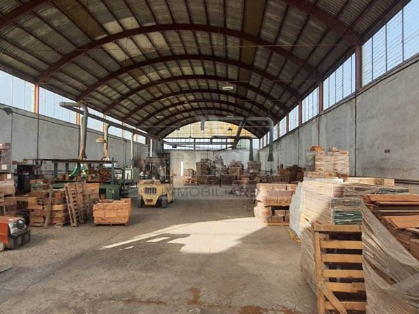 locale commerciale in affitto a Montecorvino Pugliano in zona Pagliarone