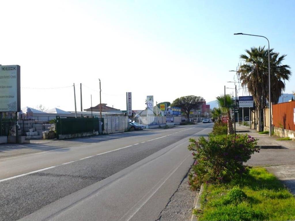 negozio in affitto a Montecorvino Pugliano in zona Pagliarone