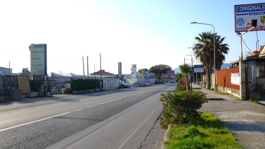 negozio in affitto a Montecorvino Pugliano in zona Pagliarone