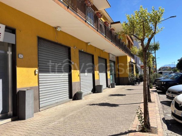 negozio in affitto a Montecorvino Pugliano in zona Bivio Pratole