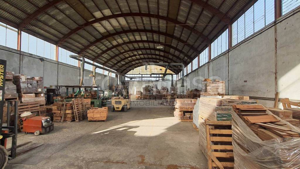 locale commerciale in affitto a Montecorvino Pugliano in zona Pagliarone
