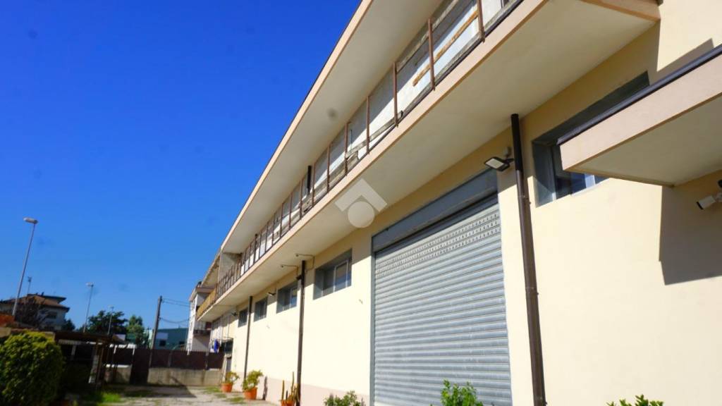 locale commerciale in affitto a Pontecagnano Faiano in zona Sant'Antonio