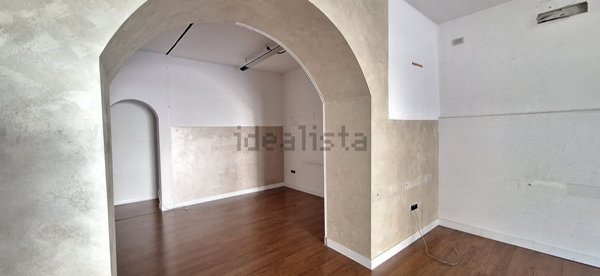 locale commerciale in affitto a Pontecagnano Faiano