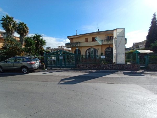 locale commerciale in affitto a Pontecagnano Faiano