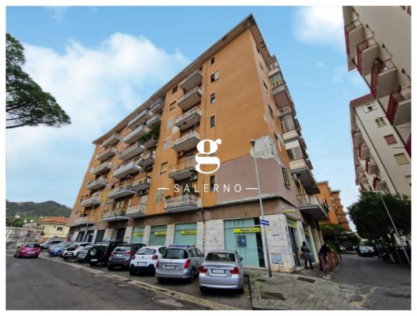 negozio in affitto a Salerno in zona Pastena