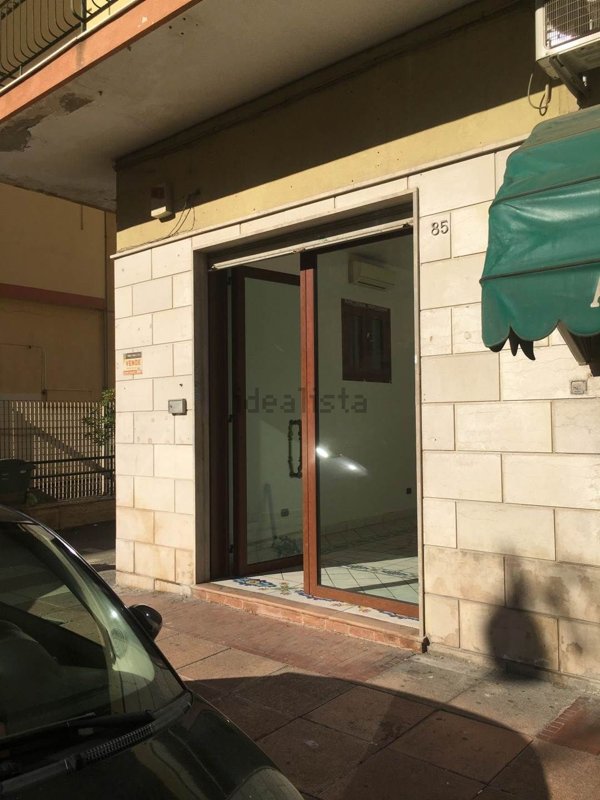 negozio in affitto a Salerno in zona Pastena