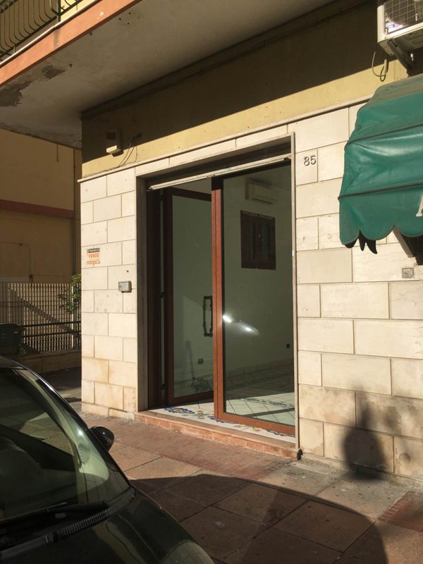 negozio in affitto a Salerno in zona Pastena