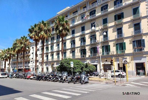 negozio in affitto a Salerno in zona Centro Città