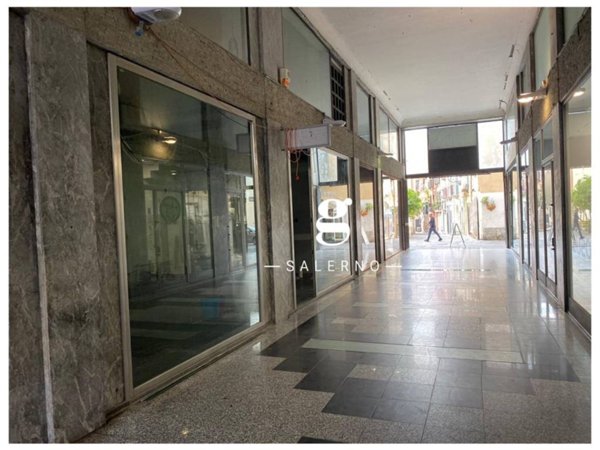negozio in affitto a Salerno in zona Centro Città
