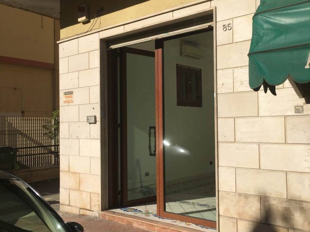 negozio in affitto a Salerno in zona Pastena