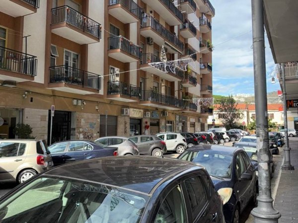 negozio in affitto a Salerno in zona Pastena