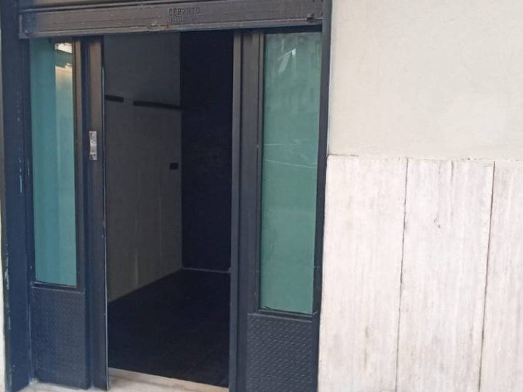 negozio in affitto a Salerno in zona Torrione