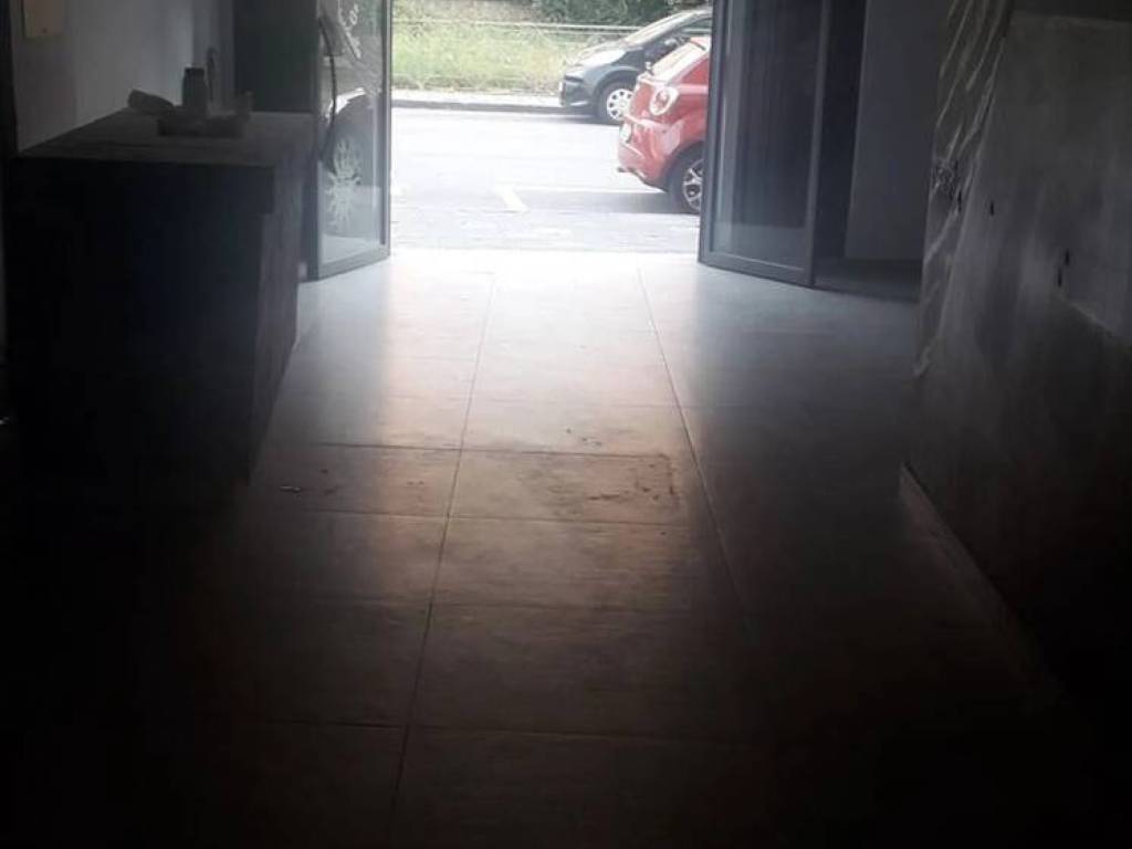 negozio in affitto a Salerno in zona Pastena