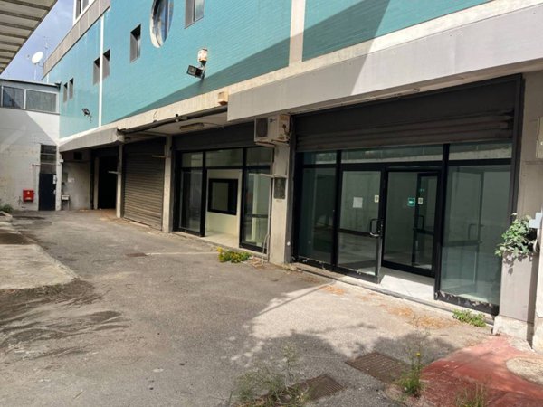 locale commerciale in affitto a Salerno in zona San Leonardo