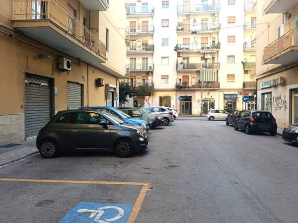 negozio in affitto a Salerno in zona Mercatello