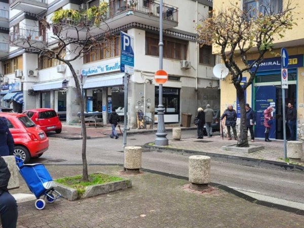negozio in affitto a Salerno in zona Torrione