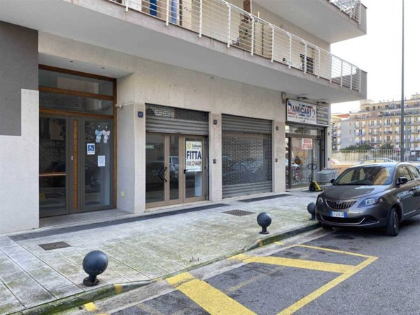 negozio in affitto a Salerno in zona Torrione