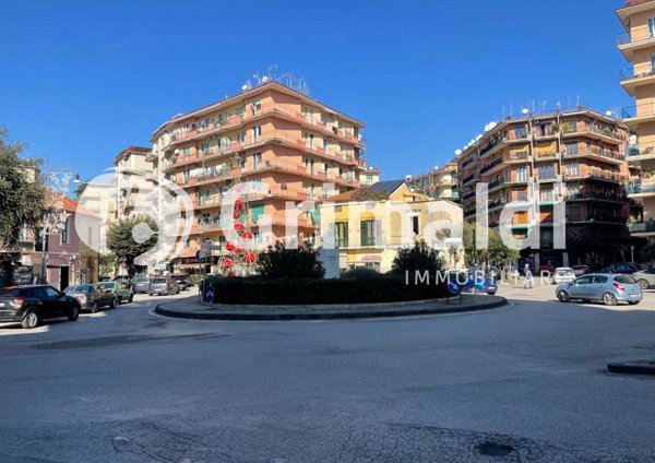 locale commerciale in affitto a Salerno