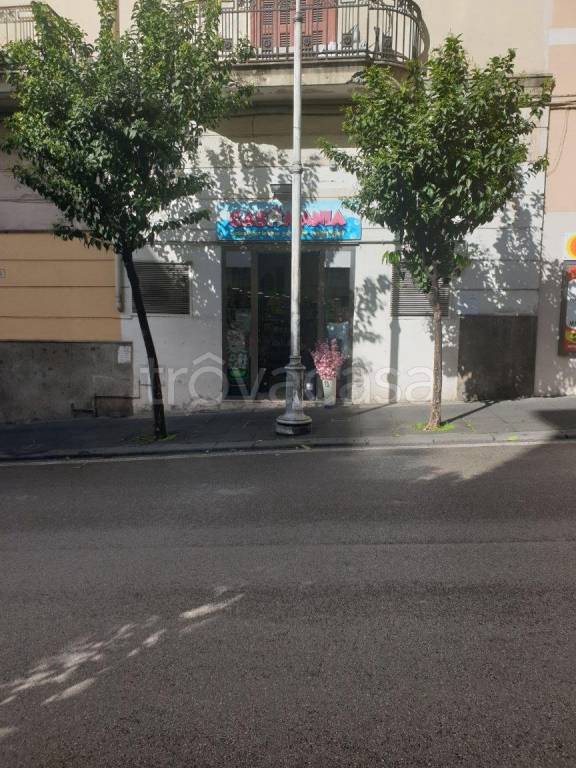 negozio in affitto a Salerno in zona Centro Città