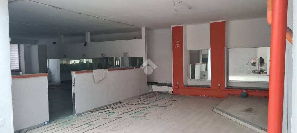 negozio in affitto a Salerno in zona Centro Città
