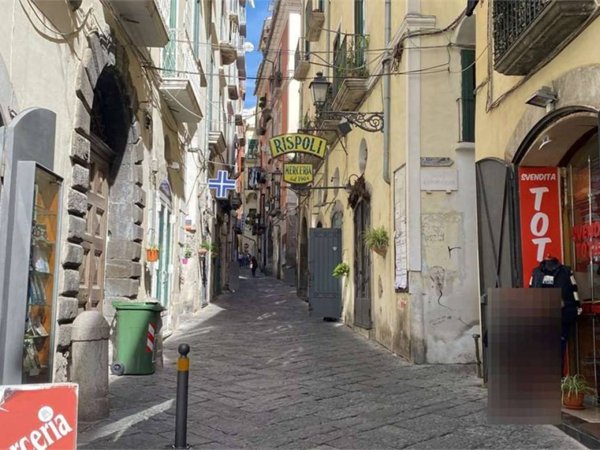 negozio in affitto a Salerno in zona Centro Città