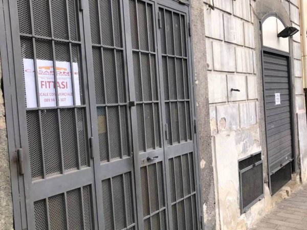 negozio in affitto a Salerno in zona Centro Città