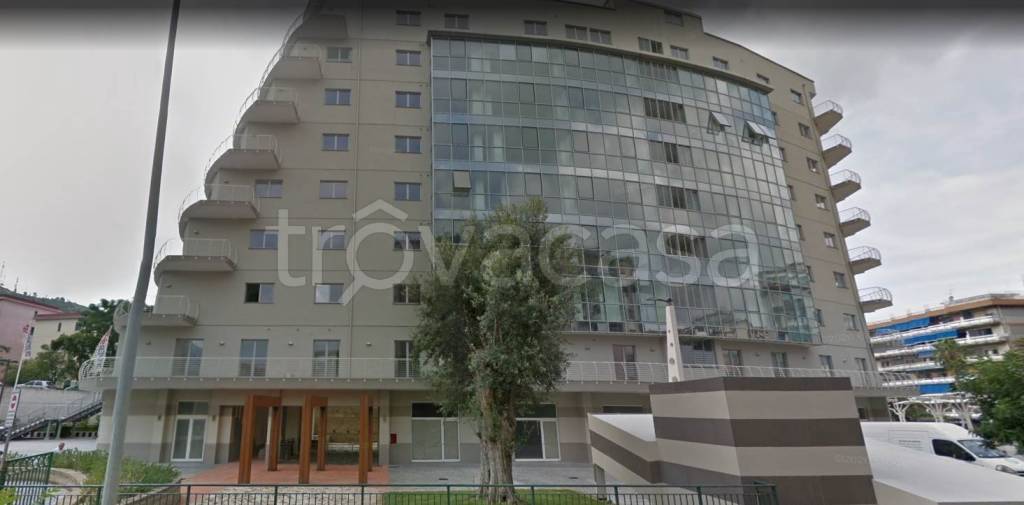 negozio in affitto a Salerno in zona Irno