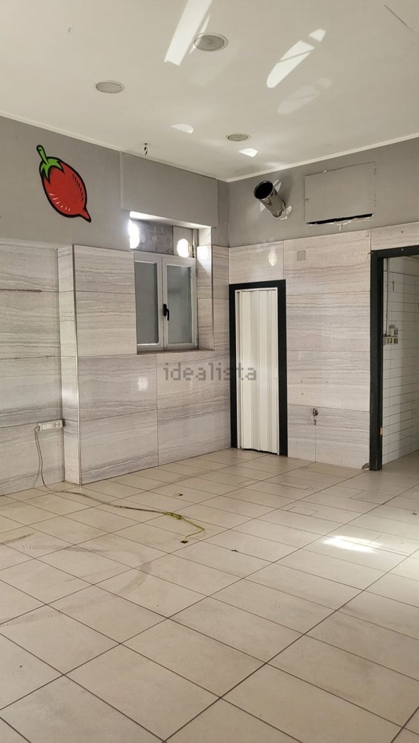 locale commerciale in affitto a Salerno