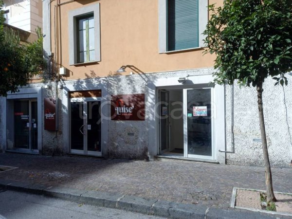 negozio in affitto a Salerno in zona Centro Città