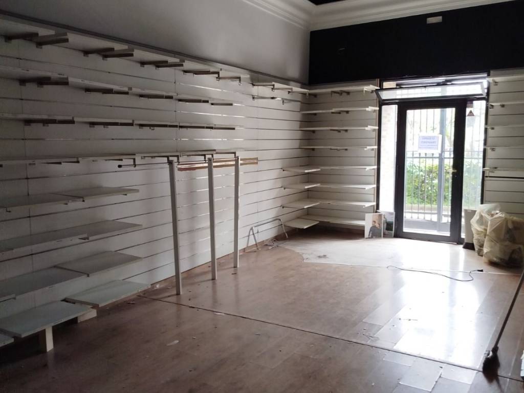 negozio in affitto a Salerno in zona Torrione