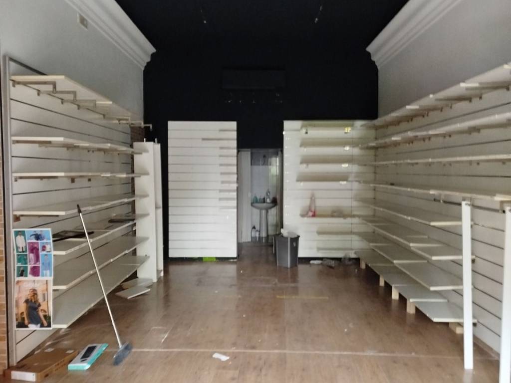 negozio in affitto a Salerno in zona Torrione