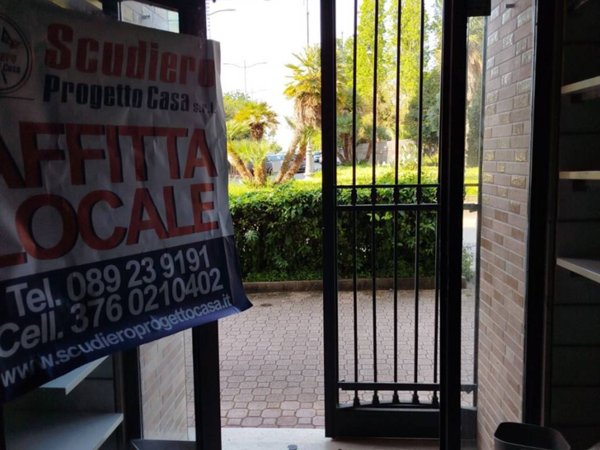 negozio in affitto a Salerno in zona Torrione