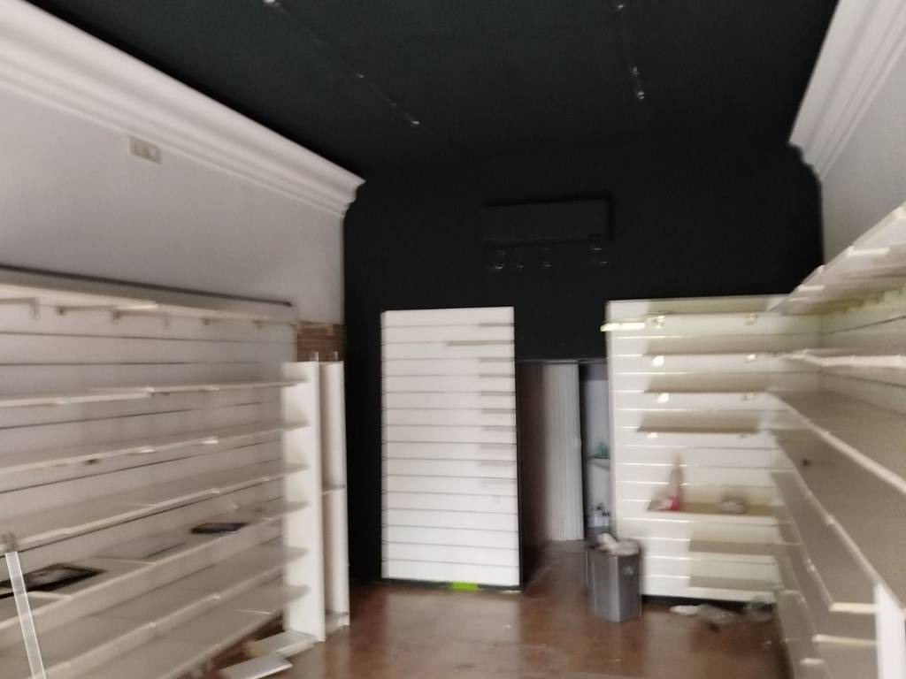 negozio in affitto a Salerno in zona Torrione