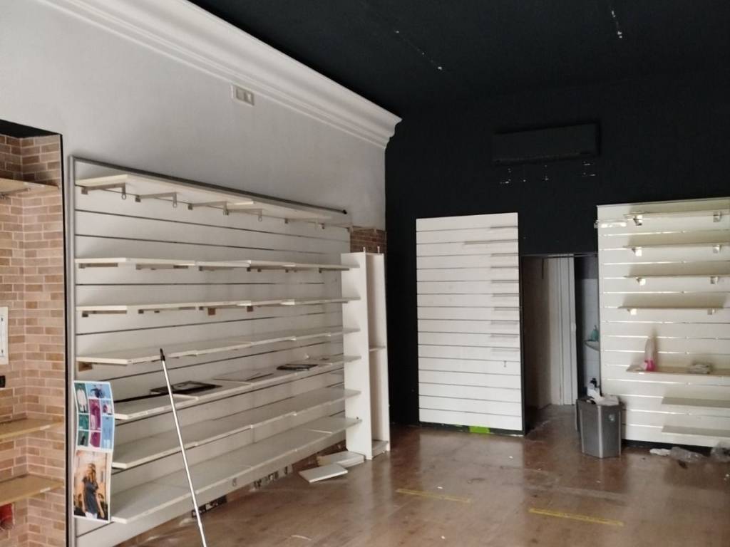 negozio in affitto a Salerno in zona Torrione