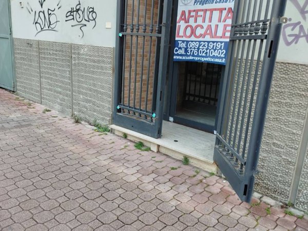 negozio in affitto a Salerno in zona Torrione