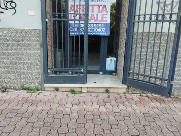 negozio in affitto a Salerno in zona Torrione
