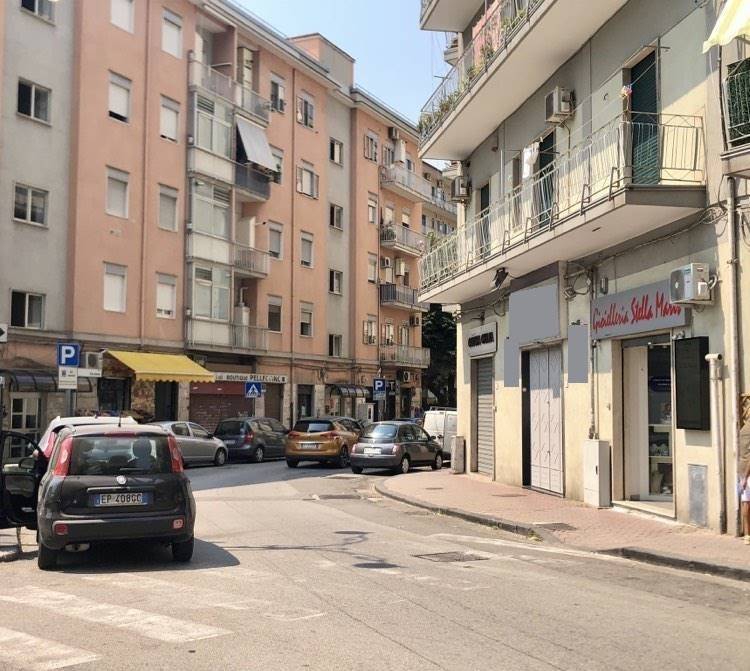 negozio in affitto a Salerno in zona Torrione