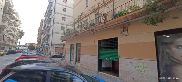 negozio in affitto a Salerno in zona Pastena