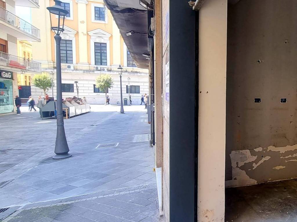 negozio in affitto a Salerno in zona Centro Città