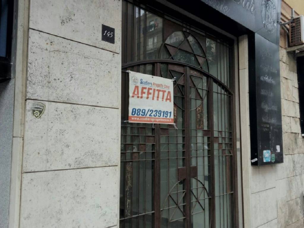 negozio in affitto a Salerno in zona Torrione