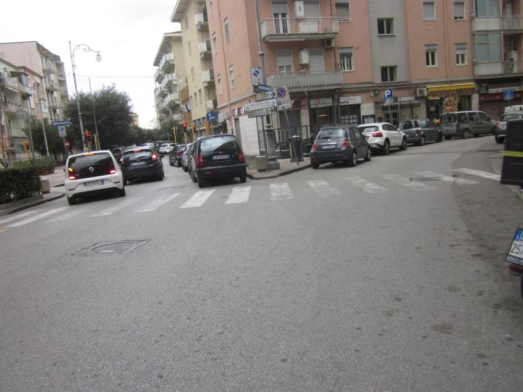 negozio in affitto a Salerno in zona Torrione